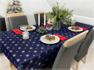 Obrus plamoodporny ŚNIEŻYNKI SREBRNE NA GRANATOWYM TLE