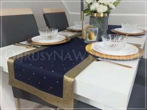 Obrus plamoodporny DE LUX KROPKI ZŁOTE NA GRANATOWYM TLE Z MANKIETEM