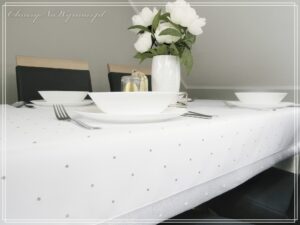 Obrus plamoodporny DE LUX KROPKI SREBRNE Z MANKIETEM