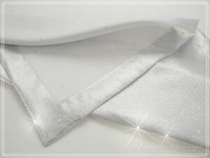 Obrus plamoodporny DE LUX KROPKI SREBRNE Z MANKIETEM