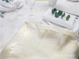Obrus plamoodporny DE LUX - ZŁOTE PIÓRKA Z MANKIETEM