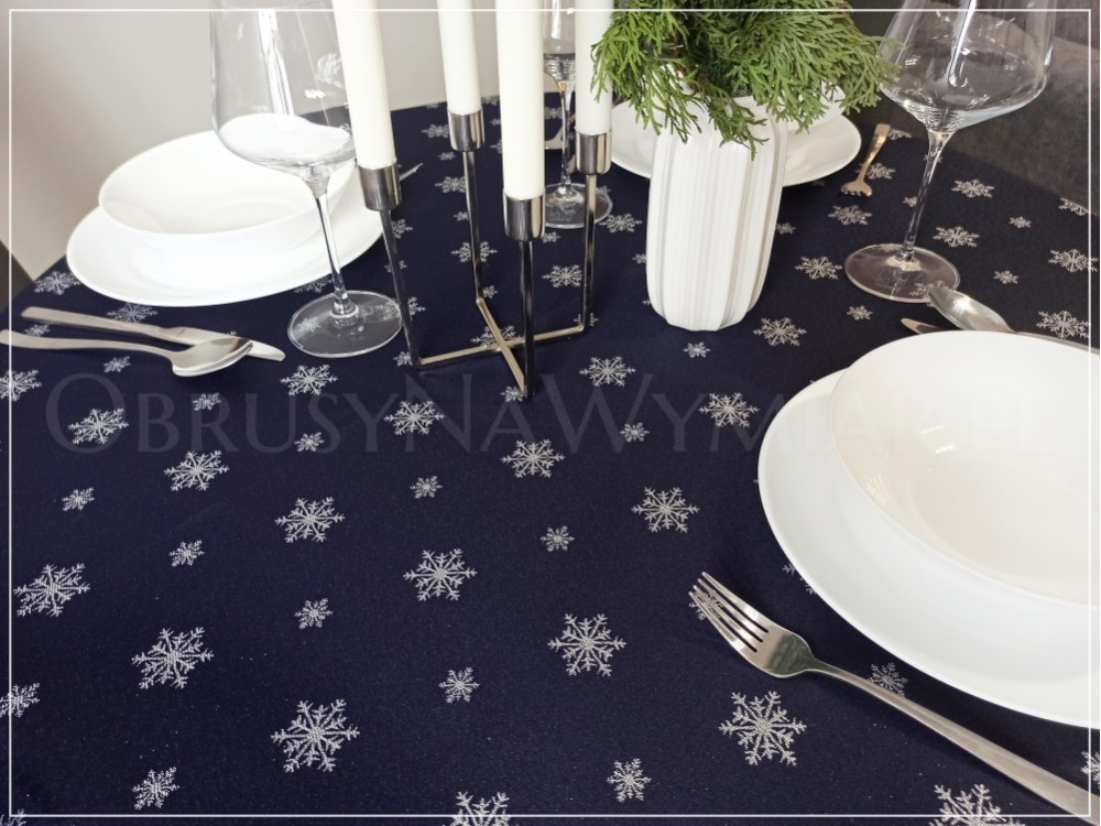 Obrus świąteczny SREBRNE ŚNIEŻYNKI NA GRANACIE wykończony srebrną lamówką