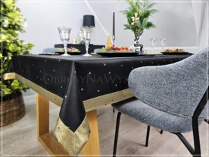Obrus plamoodporny Obrus plamoodporny GWIAZDKI CZARNO-ZŁOTE Z MANKIETEM