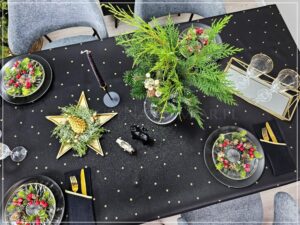 Obrus plamoodporny Obrus plamoodporny GWIAZDKI CZARNO-ZŁOTE Z MANKIETEM