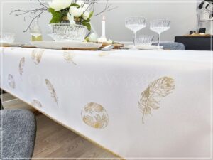 Obrus plamoodporny ZŁOTE PISANKI Z PIÓRKAMI wykończony złotą lamówką