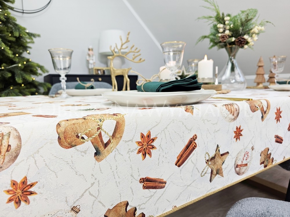 Obrus plamoodporny WOODEN STORY wykończony złotą lamówką