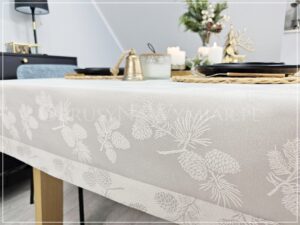 Obrus świąteczny RUSTYKALNA SOSNA Z MANKIETEM
