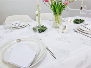Obrus wielkanocny ROYAL EASTER SREBRNY wykończony mankietem